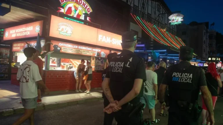 spanische-polizisten-auf-streife-in-der-schinkenstrasse-vor-dem-bierkoenig-auf-mallorca-archivbild.j.webp