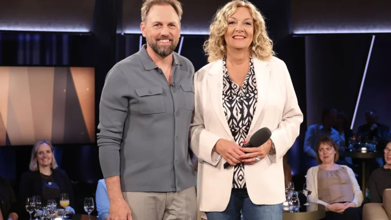 steven-gaetjen-und-bettina-tietjen-moderieren-die-ndr-talk-show-fototermin-am-9-52025-vor-der-sendun.webp