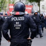 tag-der-arbeit-archivbild-die-berliner-polizei-ruestet-sich-fuer-ihren-einsatz-am-1-mai.jpg