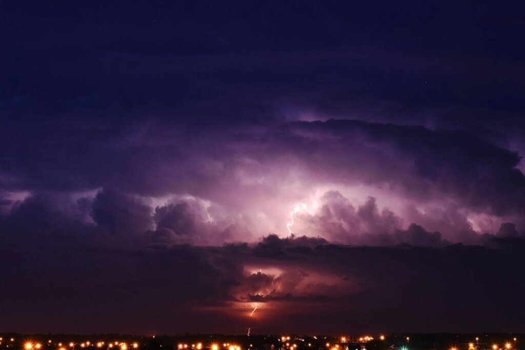 temporale_citta_cielo_fulmine_123rf.jpeg