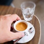 tradition-das-glas-wasser-soll-urspruenglich-nicht-ihrer-gesundheit-zugutekommen.jpg
