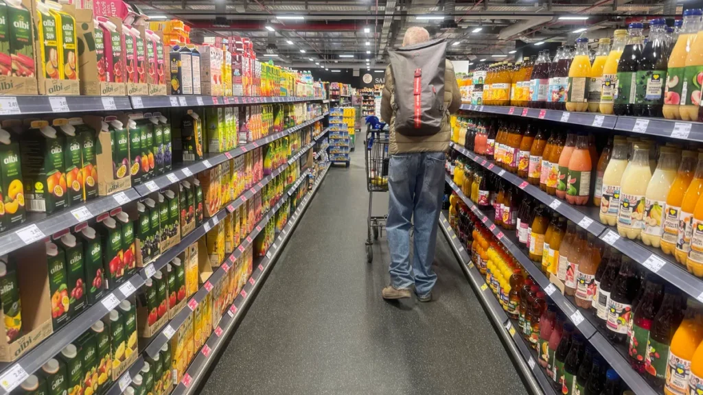 verbraucherpreise-inflation-lebensmittelpreise-steigen-immer-weiter-mann-beim-einkaufen-in-einem-sup.webp