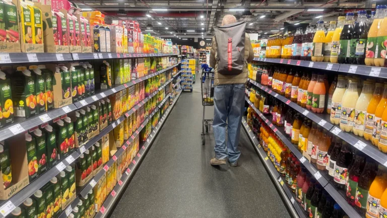 verbraucherpreise-inflation-lebensmittelpreise-steigen-immer-weiter-mann-beim-einkaufen-in-einem-sup.webp