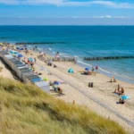 westkapelle-zeeland-niederlande-strand-westkapelle-bei-domburg-hinten-strandpaviljoen-scheldezicht-w.webp