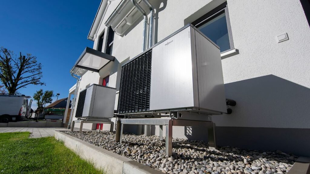 01-11-2024-Heizen-mit-der-Waermepumpe-An-einem-Neubau-Wohnhaus-in-Pfaffenhausen-Allgaeu-ist-eine-Luf.jpeg