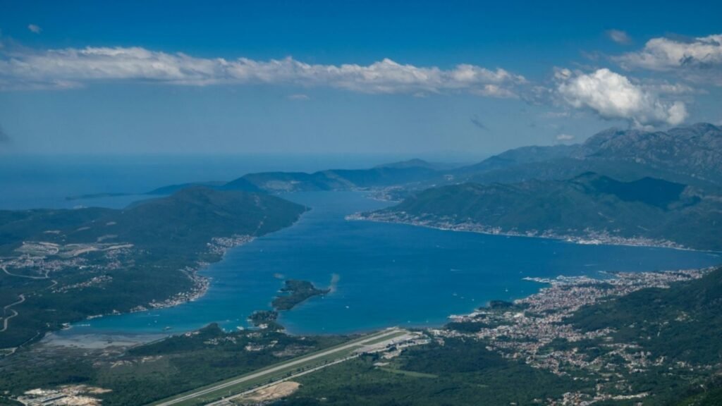 04-panorama-von-tivat-mit-flughafen-fd6914321f1075ec.jpg