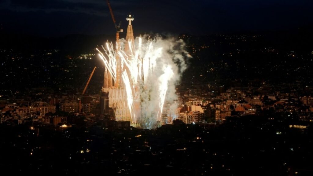 10-feuerwerk-rund-um-die-basilika-sagrada-famC3ADlia-a5aafd74bfccac8c.jpg