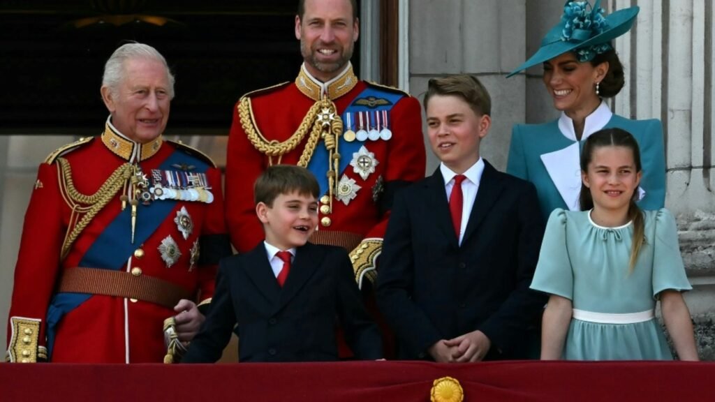 13-koenigliche-familie-auf-dem-balkon-des-buckinghampalasts-1ff7a5de63f21de1.jpg