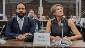 29-06-2026-Hamburg-Die-angeklagte-Unternehmerin-Christina-Block-und-ihr-Anwalt-Ingo-Bott-sitzen-im-G.jpeg