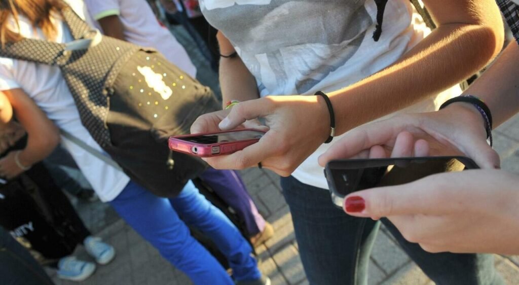 9573187_04145202_cellulare_ragazze.jpg