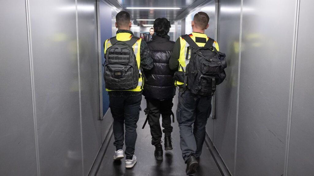 Beamte-der-Bundespolizei-bringen-einen-Mann-auf-einen-Abschiebeflug-nach-Pakistan-Die-Bundespolizei.jpeg
