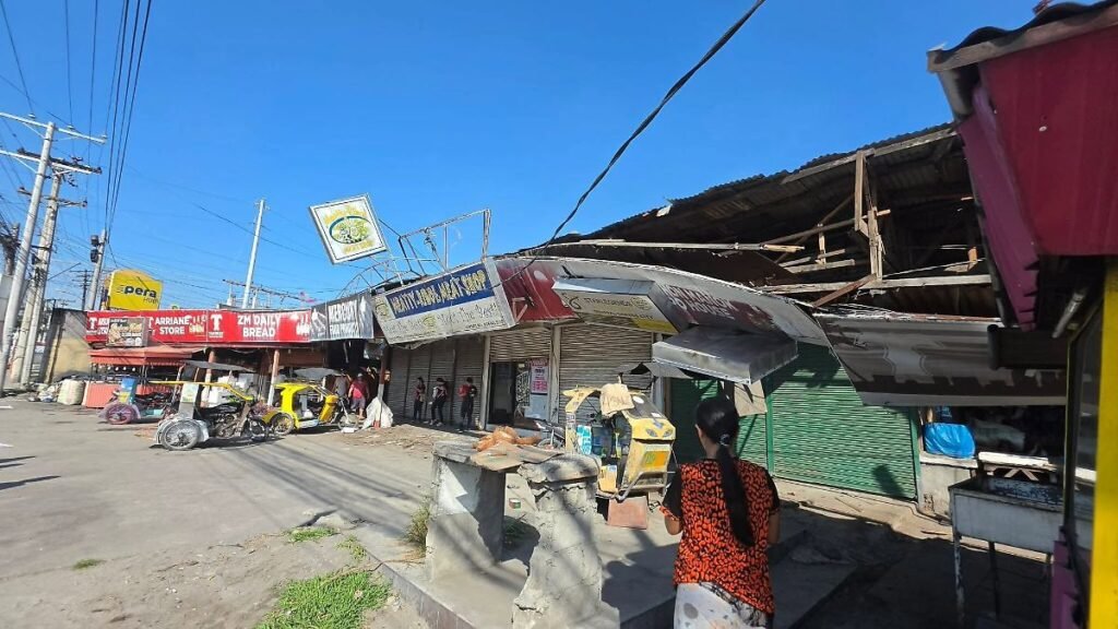 Beschaedigte-Geschaefte-nach-einem-Erdbeben-der-Staerke-7-8-in-General-Santos-City-Philippinen-sind.jpeg