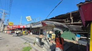 Beschaedigte-Geschaefte-nach-einem-Erdbeben-der-Staerke-7-8-in-General-Santos-City-Philippinen-sind.jpeg