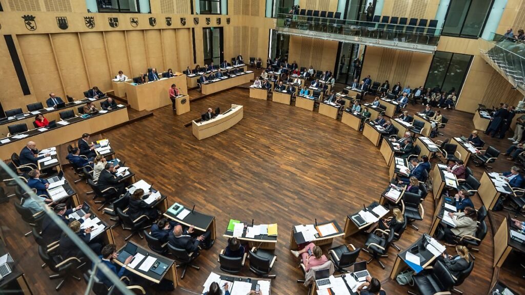 Blick-in-den-Plenarsaal-waehrend-der-Sitzung-im-Bundesrat-der-Laenderkammer.jpg