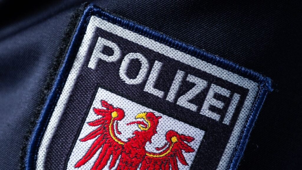 Das-Logo-der-Polizei-des-Landes-Brandenburg-ist-auf-dem-Aermel-einer-Polizistin-zu-sehen.jpg