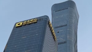 Der-Citic-Tower-auch-bekannt-als-Zun-Tower-In-Chinas-Hauptstadt-Peking-ist-ein-Kleinflugzeug-gegen-d.jpeg