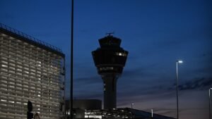 Der-Tower-des-Muenchner-Flughafens-Am-Flughafen-Muenchen-ist-der-Flugbetrieb-teilweise-eingestellt-w.jpeg