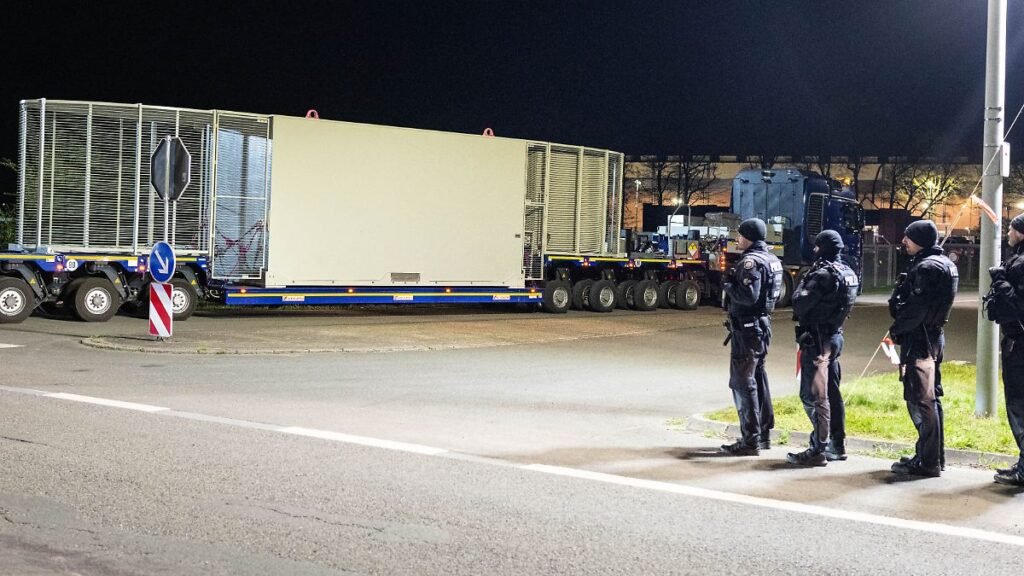 Der-erste-Castor-Transport-mit-Atommuell-kommt-im-Zwischenlager-Ahaus-an-Castor-Transporte-sind-durc.jpeg
