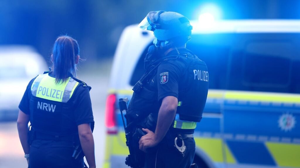 Die-Polizei-ist-bei-einer-Bedrohungslage-im-Einsatz-bei-der-ein-Polizist-angeschossen-wurde-Eine-Sch.jpeg
