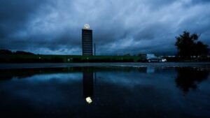 Dunkle-Wolken-ziehen-ueber-das-Markenhochhaus-von-Volkswagen-auf-dem-Gelaende-vom-VW-Stammwerk-hinwe.jpeg