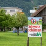Ein-Abstimmungsplakat-der-SVP-zur-Eidgenoessischen-Volksinitiative-Keine-10-Millionen-Schweiz-Nachha.jpeg