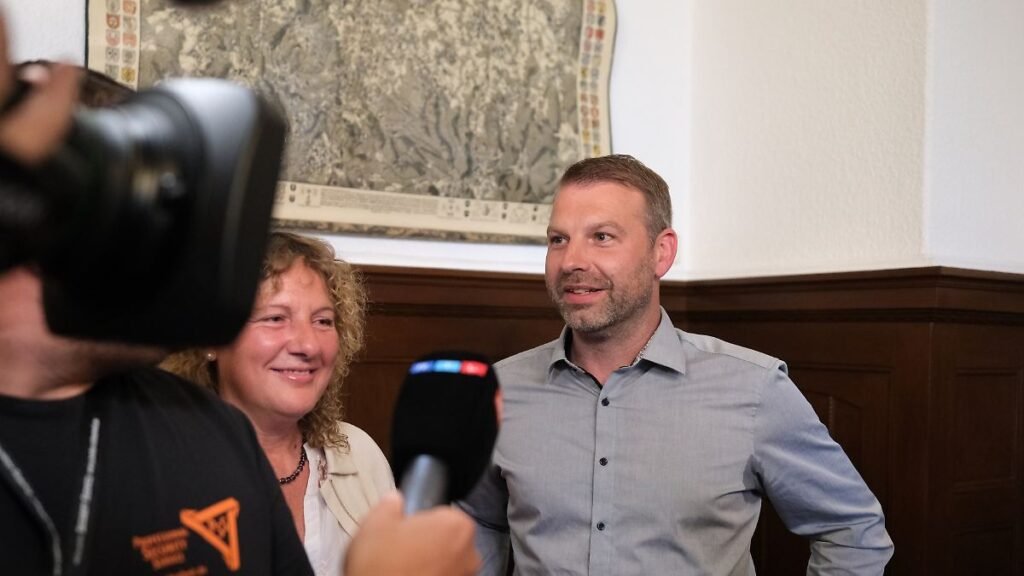 Marcus-Hoffmann-CDU-Kandidat-fuer-das-Amt-des-Oberbuergermeisters-von-Aue-Bad-Schlema-gibt-laechelnd.jpeg