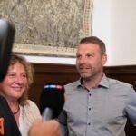 Marcus-Hoffmann-CDU-Kandidat-fuer-das-Amt-des-Oberbuergermeisters-von-Aue-Bad-Schlema-gibt-laechelnd.jpeg