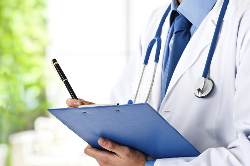Medico-con-cartella-clinica-scaled.jpg