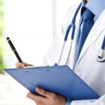 Medico-con-cartella-clinica-scaled.jpg