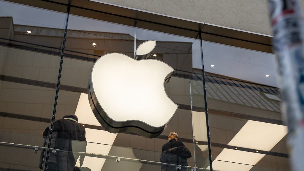 Symbolbild-Apple-Logo-am-Store-am-Marienplatz-20-05-2026-Das-Logo-des-Technologiekonzerns-Apple-am-A.jpeg