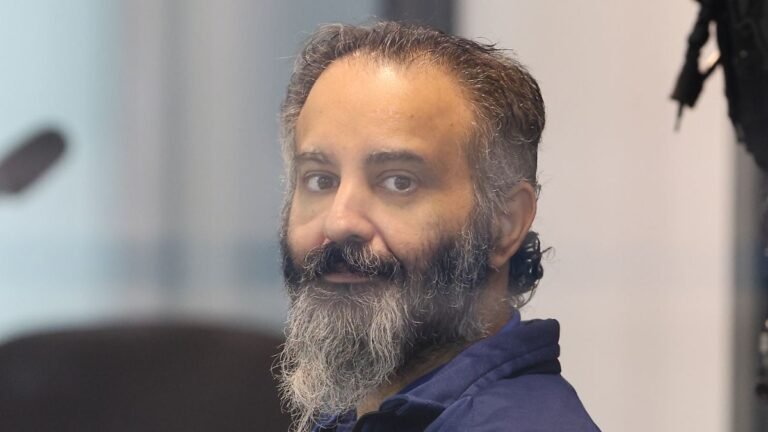 Taleb-al-Abdulmohsen-sitzt-im-Gerichtssaal-des-temporaeren-Gerichtsgebaeudes-vom-Landgericht-Magdebu.jpeg
