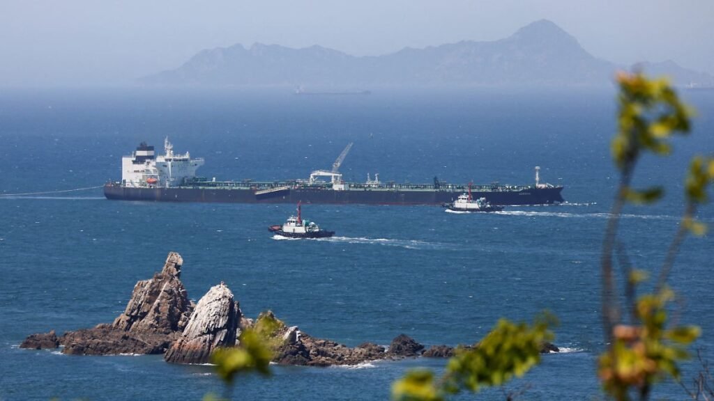 Tugboats-guide-the-crude-oil-tanker-Odessa-carrying-UAE-crude-after-passing-through-the-Strait-of-Ho.jpeg