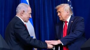 US-Praesident-Donald-Trump-r-gibt-dem-israelischen-Ministerpraesidenten-Benjamin-Netanjahu-waehrend.jpeg