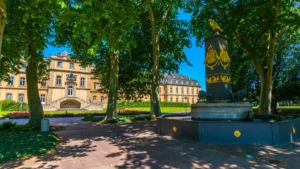 akademiegarten-oberer-schlossgarten-stuttgart-stadtzentrum-neues-schloss-landesverwaltung-loewen-bru.webp