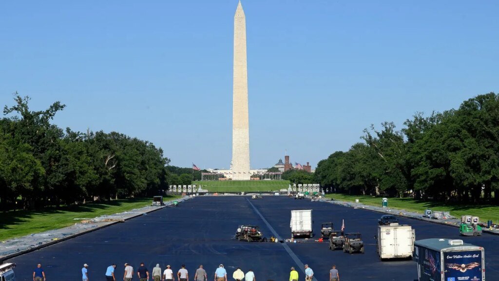 arbeiter-am-pool-des-lincoln-memorials-in-washington-d-c-den-trump-renovieren-liess.jpg