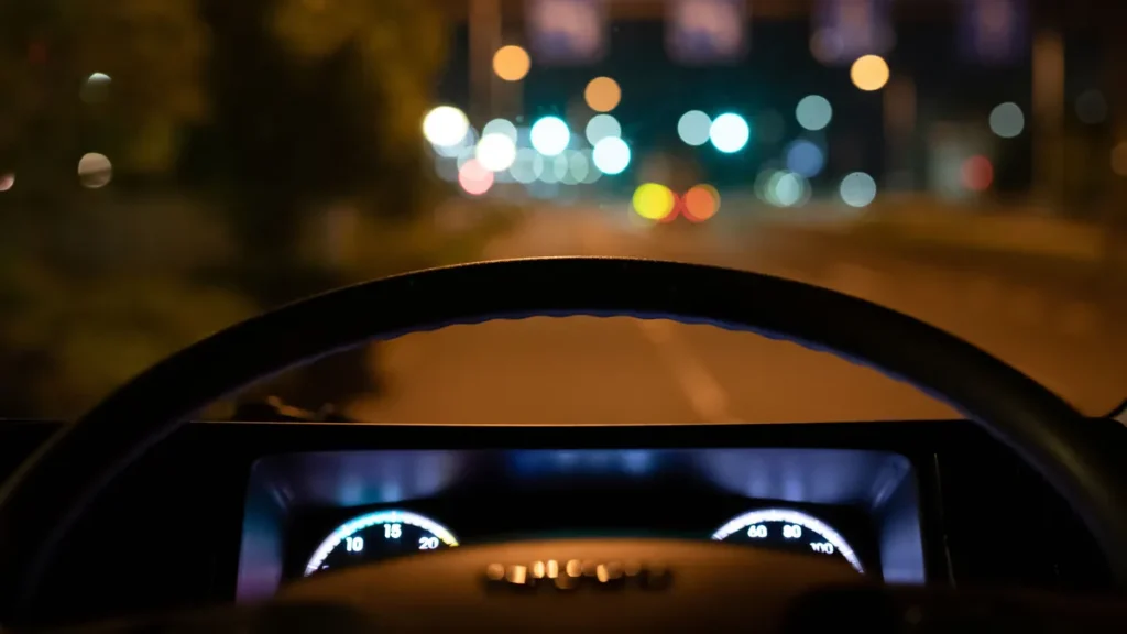 autofahren-in-der-nacht-bei-dunkelheit-fragen-sich-viele-ob-andere-genauso-schlecht-im-dunkeln-sehen.webp