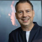 buchmesse-frankfurt-2025-sebastian-fitzek-signiert-sein-neues-buch-buchmesse-frankfurt-am-18-oktober.webp