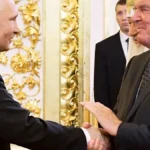 das-von-der-staatlichen-russischen-nachrichtenagentur-sputnik-veroeffentlichte-poolfoto-zeigt-gerhar.webp