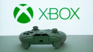 dhaka-bangladesch-09-mai-2025-eine-nahaufnahme-eines-weissen-gamepads-mit-der-xbox-auf-dem-bildschir.webp