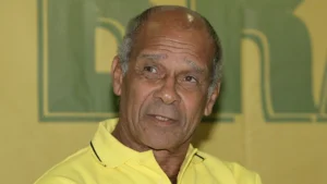 die-brasilianische-fussballlegende-brito-hercules-brito-ruas-aufgenommen-auf-einer-pressekonferenz-i.webp