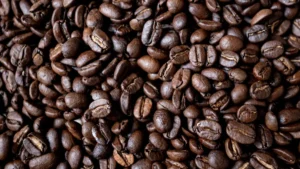 die-preissenkungen-fuer-kaffee-beziehen-sich-auf-die-jeweiligen-eigenmarken-der-supermaerkte-und-dis.webp