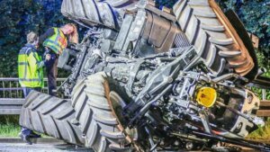 die-unfallstelle-der-traktor-geriet-ins-schleudern-und-kippte-auf-die-seite.jpg