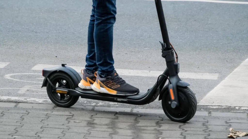 duesseldorf-01-122022-e-scooter-elektroroller-e-roller-escooter-elektroscooter-duesseldorf-nordrhein.webp