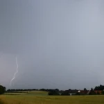 ein-blitz-leuchtet-vor-dunklen.webp.webp