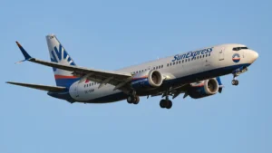 ein-flugzeug-der-fluggesellschaft-sunexpress-boeing-737-8-max-kennung-tc-som-im-landeanflug-auf-den.webp