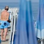 ein-mann-steht-zwischen.webp.webp