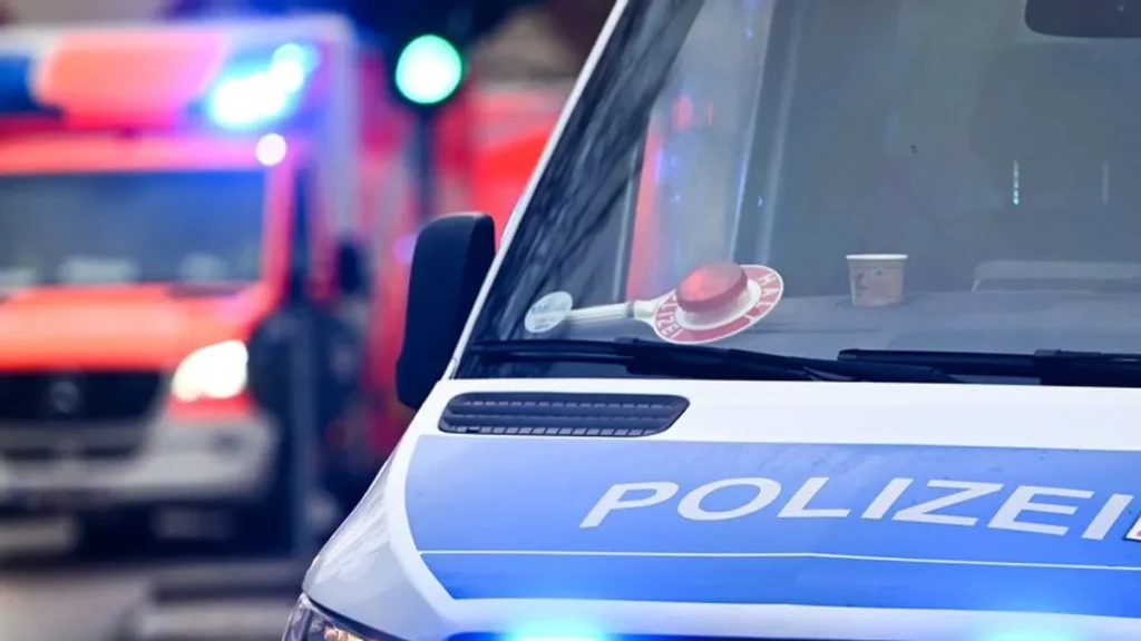 ein-polizeiauto-und-ein-rettungswagen-mit-blaulicht-symbolbild-ein-fussgaenger-ist-von-einem-auto-le.webp