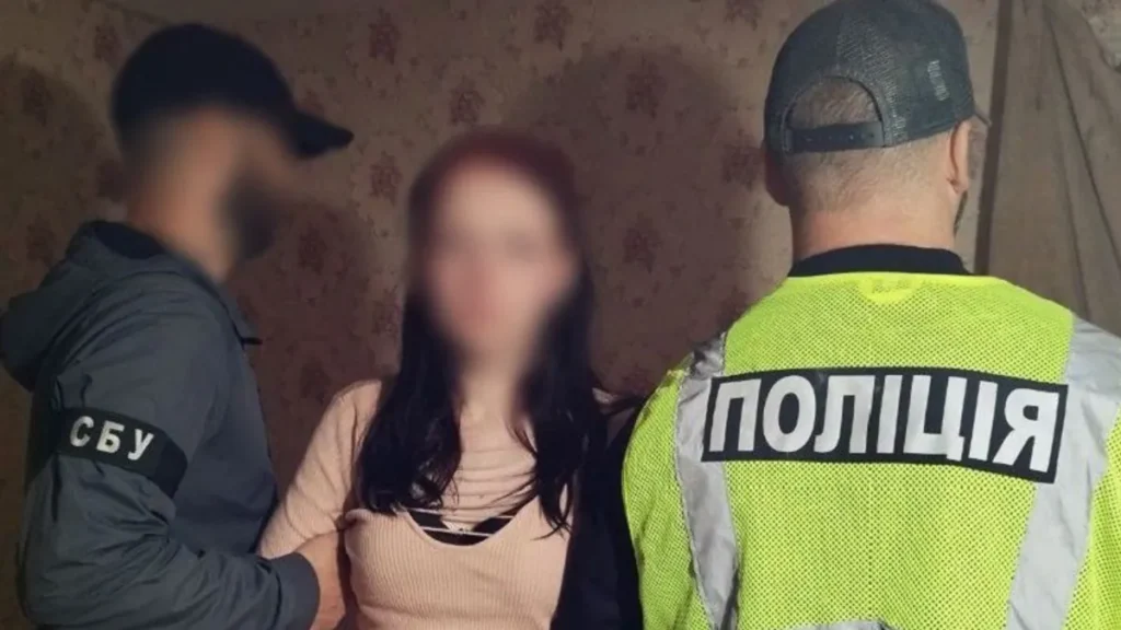 eine-17-jaehrige-ukrainerin-mit-zwei-beamten-der-nationalpolizei-die-minderjaehrige-soll-im-auftrag.webp