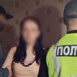 eine-17-jaehrige-ukrainerin-mit-zwei-beamten-der-nationalpolizei-die-minderjaehrige-soll-im-auftrag.webp