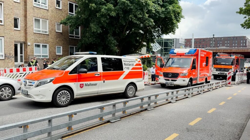 einsatzkraefte-am-tatort-in-st-georg-wurde-eine-person-durch-messerstiche-verletzt.jpg